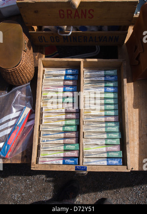 Alte Eterna Zahnbürsten in ihren Boxen in Vitrine auf einem Flohmarkt in Grunerlokka Oslo Norwegen Stockfoto