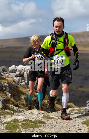 Yorkshire, Vereinigtes Königreich. 27. April 2013. Wettbewerber 800 Jon Taylor und 965 Hannah Rhodos-Patterson 19, Teilnahme an der Yorkshire drei Peaks Challenge Samstag, 27. April 2013. 59. jährlichen 3 Gipfel Rennen mit 1000 fiel Läufer die Spielfelder, Horton in Ribblesdale, Nr, Settle, Großbritannien ab.  Pen-y-Gent ist, dass der erste Gipfel sein dann auffuhr Whernside und schließlich den Gipfel des Ingleborough. Das Rennen, die zeitlich mit dem System SPORTident elektronische Stanzen. Bildnachweis: Conrad Elias/Alamy Live-Nachrichten Stockfoto