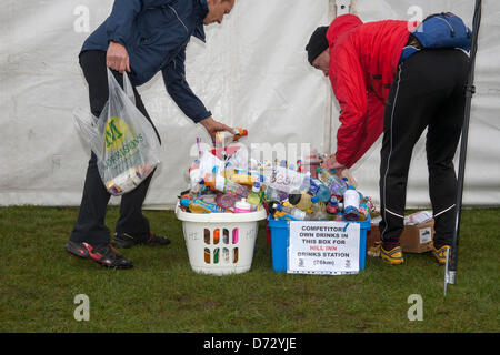 Yorkshire, Vereinigtes Königreich. 27. April 2013. Wettbewerber Getränke bereit zur Verteilung an die Hills Inn Getränke Station, Yorkshire drei Peaks Challenge Samstag, 27. April 2013. 59. jährlichen 3 Gipfel Rennen mit 1000 fiel Läufer die Spielfelder, Horton in Ribblesdale, Nr, Settle, Großbritannien ab.  Pen-y-Gent ist, dass der erste Gipfel sein dann auffuhr Whernside und schließlich den Gipfel des Ingleborough. Das Rennen, die zeitlich mit dem System SPORTident elektronische Stanzen. Bildnachweis: Conrad Elias/Alamy Live-Nachrichten Stockfoto