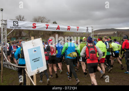 Yorkshire, Vereinigtes Königreich. 27. April 2013. Konkurrenten der Abflug für die Yorkshire drei Peaks Challenge Samstag, 27. April 2013 verlassen. 59. jährlichen 3 Gipfel Rennen mit 1000 fiel Läufer die Spielfelder, Horton in Ribblesdale, Nr, Settle, Großbritannien ab.  Pen-y-Gent ist, dass der erste Gipfel sein dann auffuhr Whernside und schließlich den Gipfel des Ingleborough. Das Rennen, die zeitlich mit dem System SPORTident elektronische Stanzen. Bildnachweis: Conrad Elias/Alamy Live-Nachrichten Stockfoto