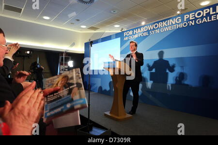 Das Liberty Stadium, Swansea, Südwales, UK. 27. April 2013.   Im Bild: Delegierte begrüßen als konservative Parteichef und Prime Minister David Cameron (R) nimmt auf die Bühne.  Re: Die walisische Parteitag der Konservativen im Liberty Stadium. Bildnachweis: D Legakis /Alamy Live-Nachrichten Stockfoto