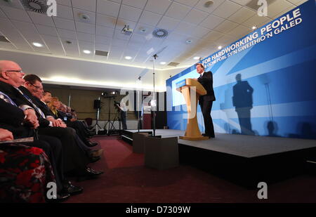 Das Liberty Stadium, Swansea, Südwales, UK. 27. April 2013.   Im Bild: Führer der konservativen Partei und Premierminister David Cameron Adressierung Delegierten.  Re: Die walisische Parteitag der Konservativen im Liberty Stadium. Bildnachweis: D Legakis /Alamy Live-Nachrichten Stockfoto