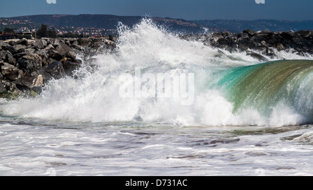 Große Welle rollt in Richtung Ufer, Balboa Peninsula, Newport Kalifornien Stockfoto