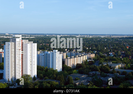 Berlin, Deutschland, im Hinblick auf Gropius Wohnstadt mit Flughafen Berlin Brandenburg im Hintergrund Stockfoto