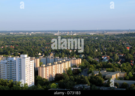 Berlin, Deutschland, im Hinblick auf Gropius Wohnstadt mit Flughafen Berlin Brandenburg im Hintergrund Stockfoto