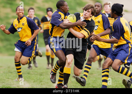 WASHINGTON, DC - 1. MAI: Ein John Carroll Spieler (R) trägt den Ball gegen einen Hyde School Spieler (L) während eines High School Rugby Spiels auf dem Cardozo High School Field am 1. Mai 2004 in Washington, DC. Kommerzielle Nutzung verboten. (Foto: Jonathan Paul Larsen / Diadem Images) Stockfoto