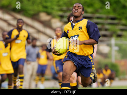 WASHINGTON, DC – 1. MAI: Ein Spieler der Hyde School läuft mit dem Ball während eines High School Rugby-Spiels gegen John Carroll am Cardozo High School Field am 1. Mai 2004 in Washington, DC. Kommerzielle Nutzung verboten. (Foto: Jonathan Paul Larsen / Diadem Images) Stockfoto