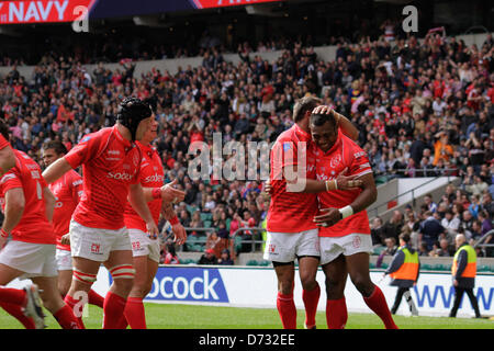 Teamkollegen gratulieren Lance Corporal Semesa Rokoduguni nach seinem Tor einen Versuch während der Armee V Marine für die Babcock-Trophy im Twickenham Stadium. Stockfoto