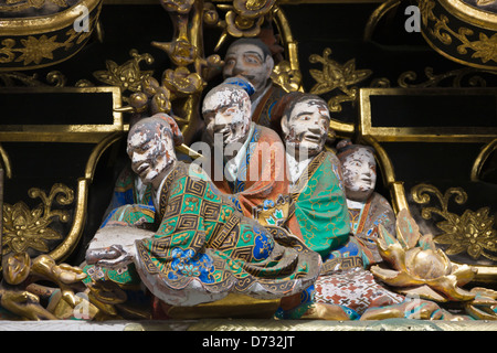 Menschliche Skulpturen am Yomeimon Tor, Geschichtliches, Nikko, Präfektur Tochigi, Japan, UNESCO-Weltkulturerbe Stockfoto