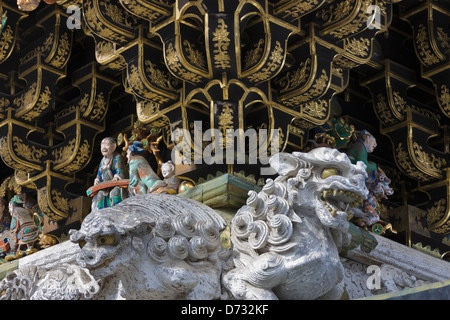 Menschliche Skulpturen am Yomeimon Tor, Geschichtliches, Nikko, Präfektur Tochigi, Japan, UNESCO-Weltkulturerbe Stockfoto