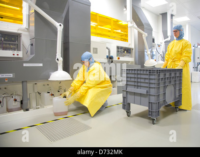 Dortmund, Deutschland, arbeiten Wissenschaftler an der iX-Factory im Reinraum Stockfoto