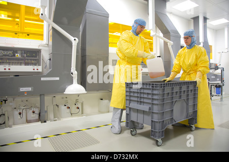 Dortmund, Deutschland, arbeiten Wissenschaftler an der iX-Factory im Reinraum Stockfoto