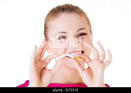 Junge Frau mit gebrochenen Zigarette. Stop Smoking-Konzept. Stockfoto