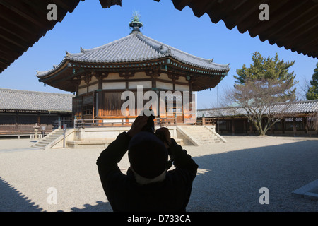 Pilger beten im Horyuji-Tempel, Nara, Japan Stockfoto