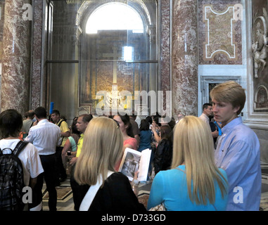 Vatikan: eine Gruppe von Besuchern vor Michelangelos Pietà in der St. Peter Basilika in Rom Stockfoto