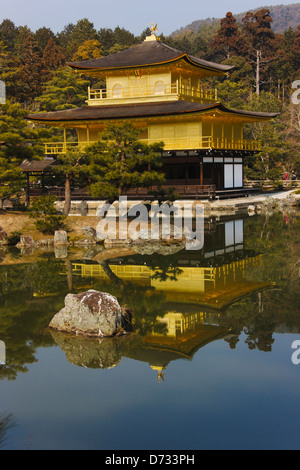 Goldener Pavillon mit Spiegelbild im Wasser, Tempel Kinkaku-Ji (auch bekannt als Rokuon-Ji), Kyoto, Japan Stockfoto