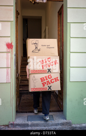 Berlin, Deutschland, kommt ein Moebelpacker aus einem Haus an der Orange Street Stockfoto