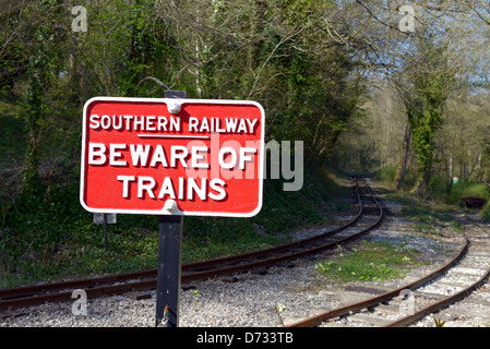 Warnung "Vorsicht Zeichen der Züge" von der Southern Railway Stockfoto