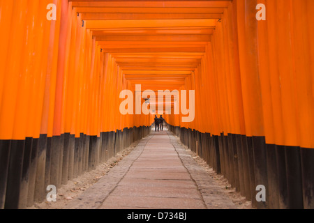 Touristen, die zu Fuß durch die Säulenhalle Treppe, Fushimi Inari Schrein, Kyoto, Japan Stockfoto