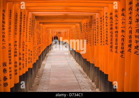 Touristen, die zu Fuß durch die Säulenhalle Treppe, Fushimi Inari Schrein, Kyoto, Japan Stockfoto