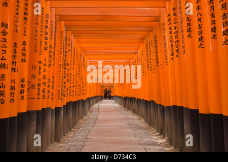 Touristen, die zu Fuß durch die Säulenhalle Treppe, Fushimi Inari Schrein, Kyoto, Japan Stockfoto