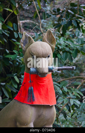 Statue von Kitsune (Fuchs) Teil der japanischen Folklore, vor Fushimi Inari Schrein, Kyoto, Japan Stockfoto