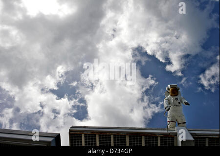 29. August 2012 - Titusville, Florida, USA - Tourneen ein Modell ein Astronaut Barsche über dem Kassenhäuschen am Kennedy Space Center Visitor Center wo Besucher bis zu 9 Dollar pro Stück zu zahlen der alten Startrampen Vehicle Assembly Building. (Kredit-Bild: © Mary F. Calvert/zReportage/ZUMA) Stockfoto