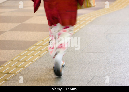 Frau im Kimono Kleid traditionelle japanische, auf der Straße, Osaka, Japan Stockfoto