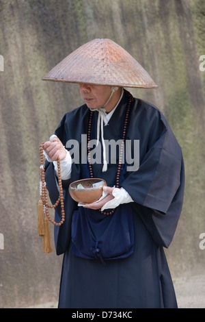 Mönch Almosen bitten, auf der Straße, Osaka, Japan Stockfoto