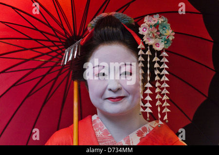Geisha Kimono mit roten Regenschirm, Asakusa, Tokio, Japan Stockfoto