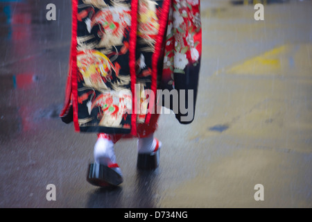 Geisha Kimono zu Fuß auf der Straße, Asakusa, Tokio, Japan Stockfoto