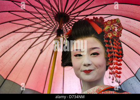 Geisha Kimono mit Regenschirm, Asakusa, Tokio, Japan Stockfoto