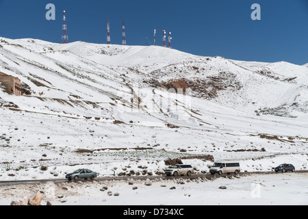 Marokko, Marrakesch - Landschaft auf der N-9 Straße nach Ouarzazate über Atlas Mountains.Tizi n' Tichka Pass. Kommunikation-Antennen. Stockfoto