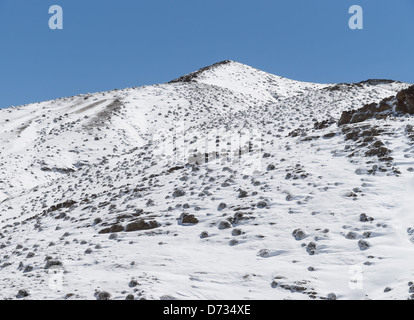 Marokko, Marrakesch - Landschaft auf der N-9 Straße nach Ouarzazate über Atlas Mountains.Tizi n' Tichka Pass. Schnee im April. Stockfoto