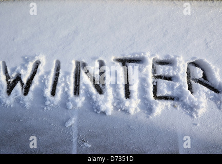 Der Wort Winter ist in den kalten Schnee geschrieben. Stockfoto