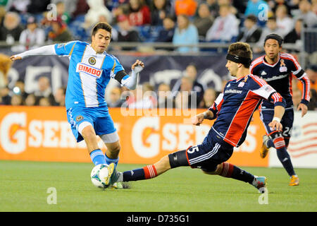 27. April 2013 - Foxborough, Massachusetts, USA - Philadelphia Union Mittelfeldspieler Michael Farfan (21) und New England Revolution Verteidiger Stephen McCarthy (15) während das MLS-Spiel zwischen der Philadelphia Union und die New England Revolution im Gillette Stadium in Foxborough, Massachusetts statt. Eric Canha/CSM Stockfoto