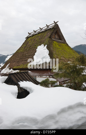 Traditionellen Reetdach-Haus in den Bergen schneebedeckt, Miyama-Cho, Kyoto Präfektur, Japan Stockfoto