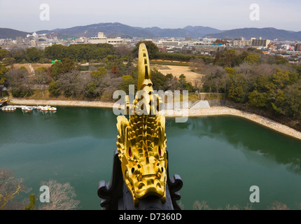 Goldener Fisch den Kopf Scultpture dekoriert auf die Traufe und die Aussicht aus dem Schloss, Okayama, Okayama, Japan Stockfoto
