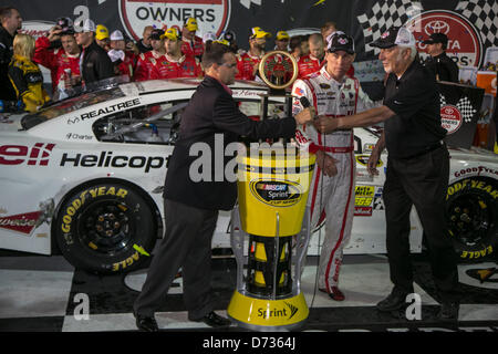 27. April 2013 - Richmond, VA, USA - RICHMOND, VA - 27. April 2013: Kevin Harvick (29) gewinnt der TOYOTA-Besitzer-400-Rennen auf dem Richmond International Raceway in Richmond, VA. Stockfoto