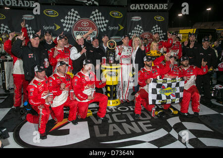 27. April 2013 - Richmond, VA, USA - RICHMOND, VA - 27. April 2013: Kevin Harvick (29) gewinnt der TOYOTA-Besitzer-400-Rennen auf dem Richmond International Raceway in Richmond, VA. Stockfoto