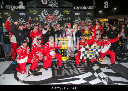 27. April 2013 - Richmond, VA, USA - RICHMOND, VA - 27. April 2013: Kevin Harvick (29) gewinnt der TOYOTA-Besitzer-400-Rennen auf dem Richmond International Raceway in Richmond, VA. Stockfoto