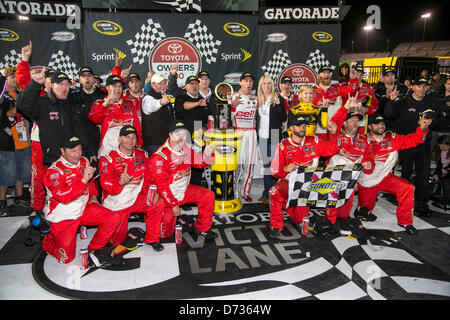 27. April 2013 - Richmond, VA, USA - RICHMOND, VA - 27. April 2013: Kevin Harvick (29) gewinnt der TOYOTA-Besitzer-400-Rennen auf dem Richmond International Raceway in Richmond, VA. Stockfoto