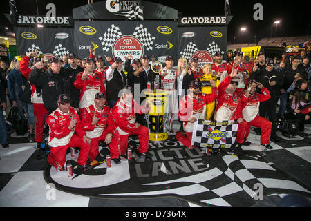 27. April 2013 - Richmond, VA, USA - RICHMOND, VA - 27. April 2013: Kevin Harvick (29) gewinnt der TOYOTA-Besitzer-400-Rennen auf dem Richmond International Raceway in Richmond, VA. Stockfoto