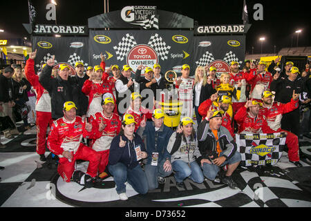 27. April 2013 - Richmond, VA, USA - RICHMOND, VA - 27. April 2013: Kevin Harvick (29) gewinnt der TOYOTA-Besitzer-400-Rennen auf dem Richmond International Raceway in Richmond, VA. Stockfoto