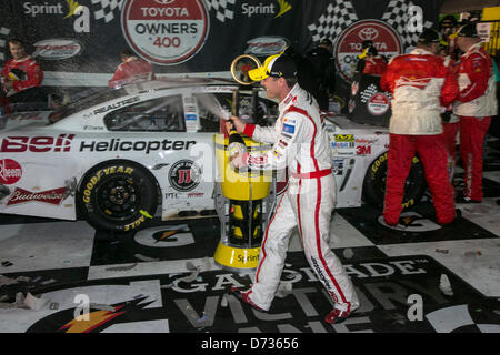 27. April 2013 - Richmond, VA, USA - RICHMOND, VA - 27. April 2013: Kevin Harvick (29) gewinnt der TOYOTA-Besitzer-400-Rennen auf dem Richmond International Raceway in Richmond, VA. Stockfoto