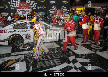 27. April 2013 - Richmond, VA, USA - RICHMOND, VA - 27. April 2013: Kevin Harvick (29) gewinnt der TOYOTA-Besitzer-400-Rennen auf dem Richmond International Raceway in Richmond, VA. Stockfoto