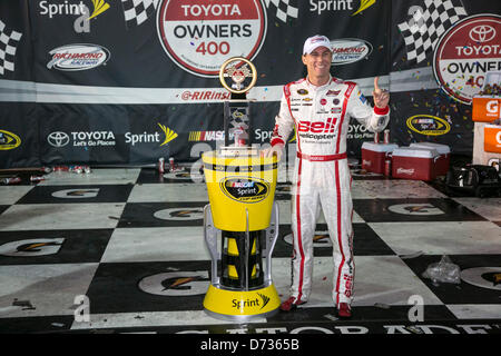 27. April 2013 - Richmond, VA, USA - RICHMOND, VA - 27. April 2013: Kevin Harvick (29) gewinnt der TOYOTA-Besitzer-400-Rennen auf dem Richmond International Raceway in Richmond, VA. Stockfoto