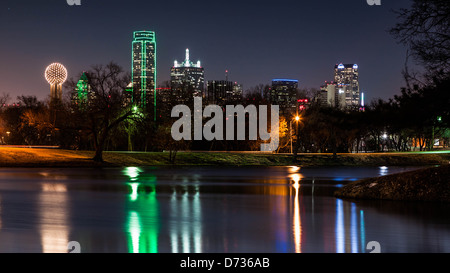 Dallas Skyline spiegelt sich in einem See Stockfoto