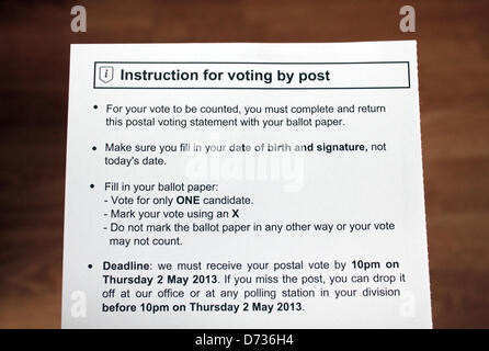 Epsom, Surrey, England, UK.  28. April 2013. Wenn per Post zu stimmen, müssen ausgefüllte Stimmzettel, Rathaus oder örtlichen Wahllokal von 22:00 auf Donnerstag, 2. Mai 2013 zugestellt werden um gezählt werden. Wahlen werden in 34 Kommunen in England und in Wales 1 auf 2. Mai 2013 stattfinden. Einige Räte durchlaufen erhebliche Grenzverschiebungen im Jahr 2013, was zu einer reduzierten Anzahl von Plätzen führen kann. Stockfoto