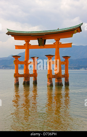 Torii Tor des Itsukushima-Jinja Schrein und Steinlaterne, Miyajima, Japan Stockfoto